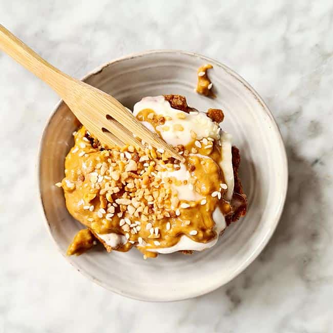 Appelkruimel cupcake met kaneel en topping