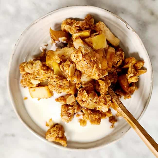 Appel kruimel toetje met yoghurt