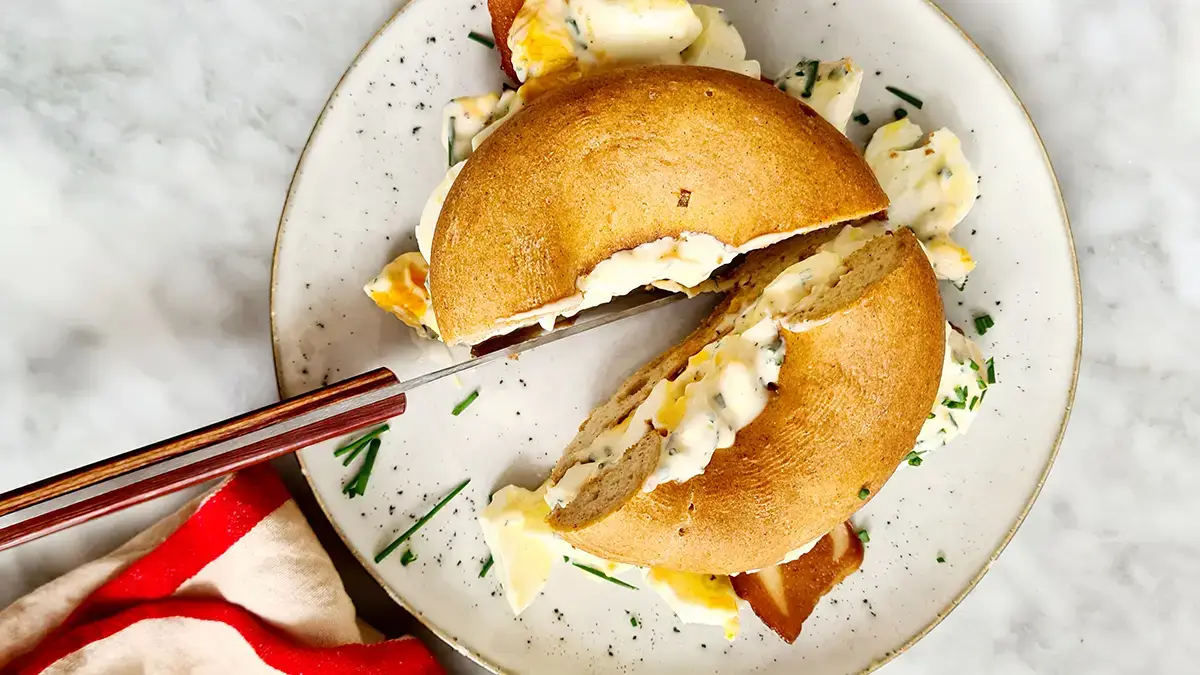Bagel met eiersalade en ham