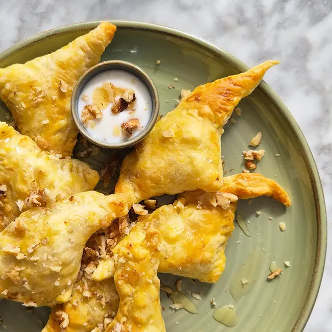 Bladerdeeghapjes met noten en feta