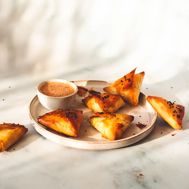 Driehoekjes-met-witte-kaas Marokkaanse hapjes: driehoekjes met witte kaas en paprika