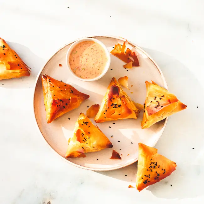 Hapjes-marokkaanse-driehoekjes Marokkaanse hapjes: driehoekjes met witte kaas en paprika