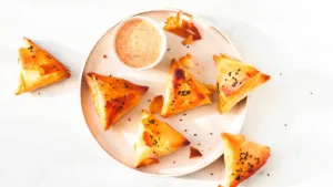Marokkaanse hapjes: driehoekjes met witte kaas en paprika