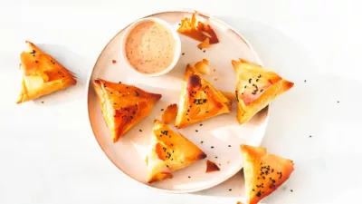 Marokkaanse hapjes: driehoekjes met witte kaas en paprika