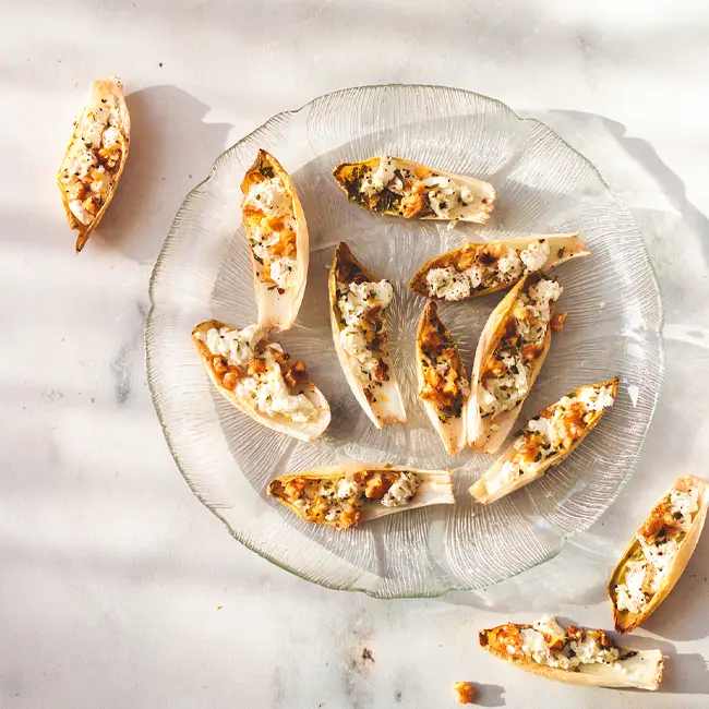 Witlof-hapje-met-geitenkaas Witlof amusewitlofblaadjes met geitenkaas