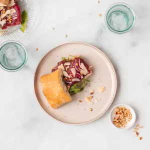 Broodje carpaccio met pesto en ui