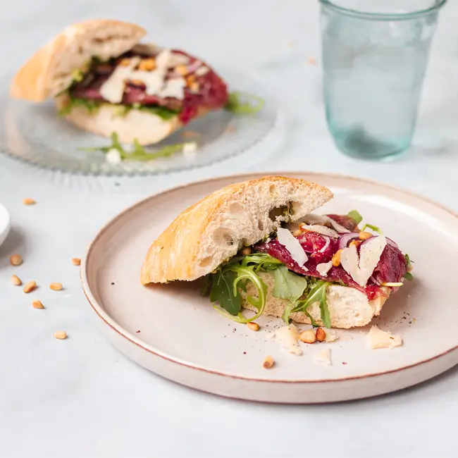 Broodje carpaccio met pesto en ui