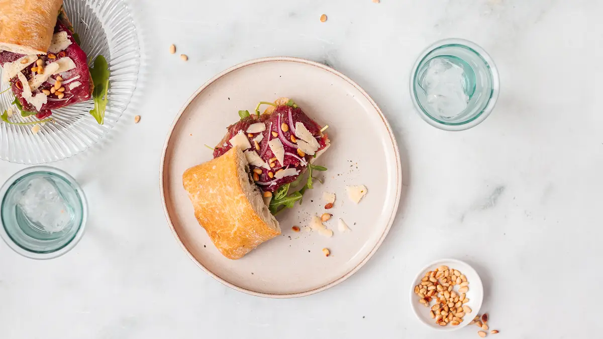 Broodje carpaccio met pesto en ui