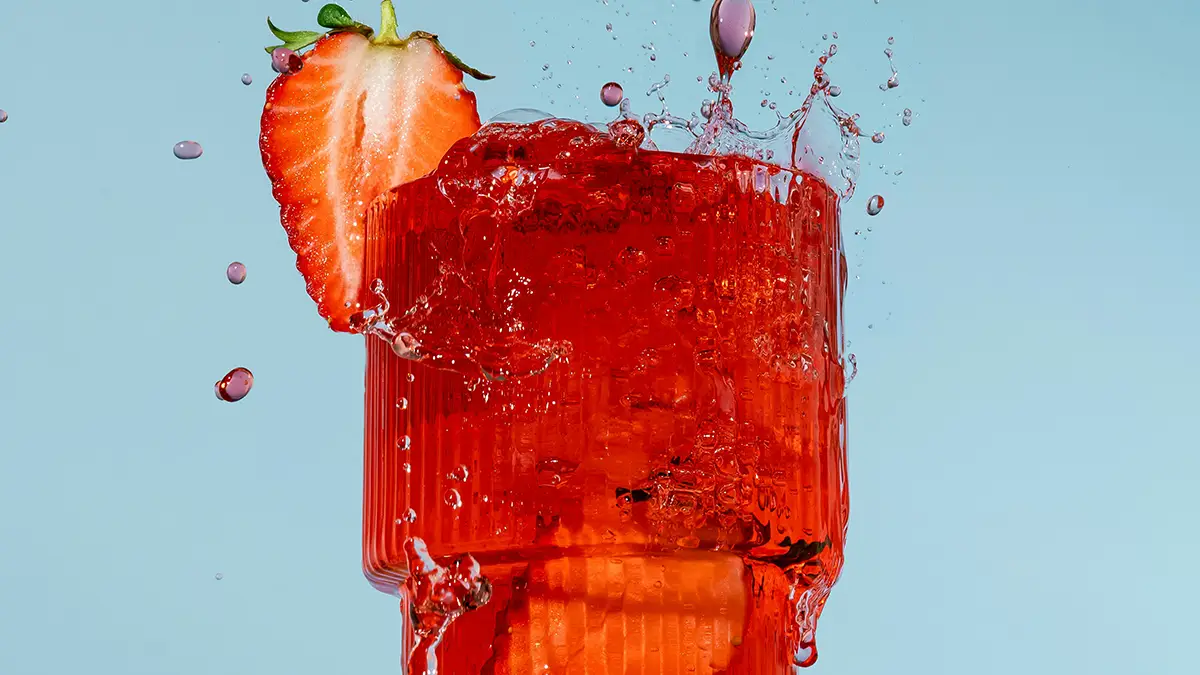 Aardbeien cocktail met rum, citroen en rose