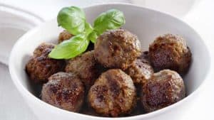 Indonesische gehaktballetjes in pittige saus