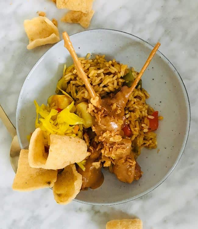 Nasi goreng met sate atjar