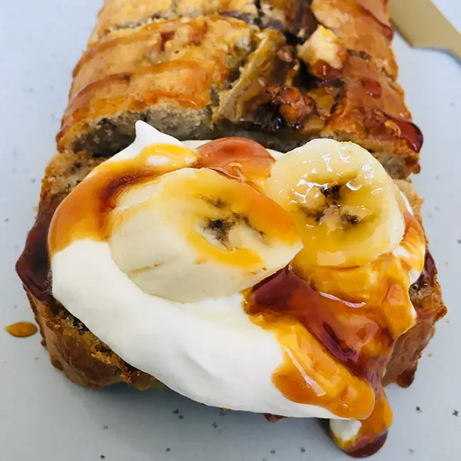 Bananenbrood met walnoten eten