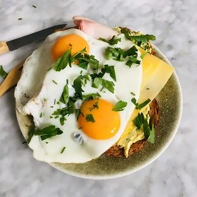 Uitsmijter met bieslookboter