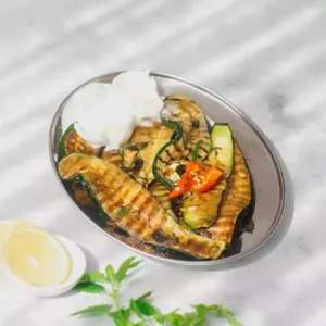 gegrilde courgette met burrata van de bbq