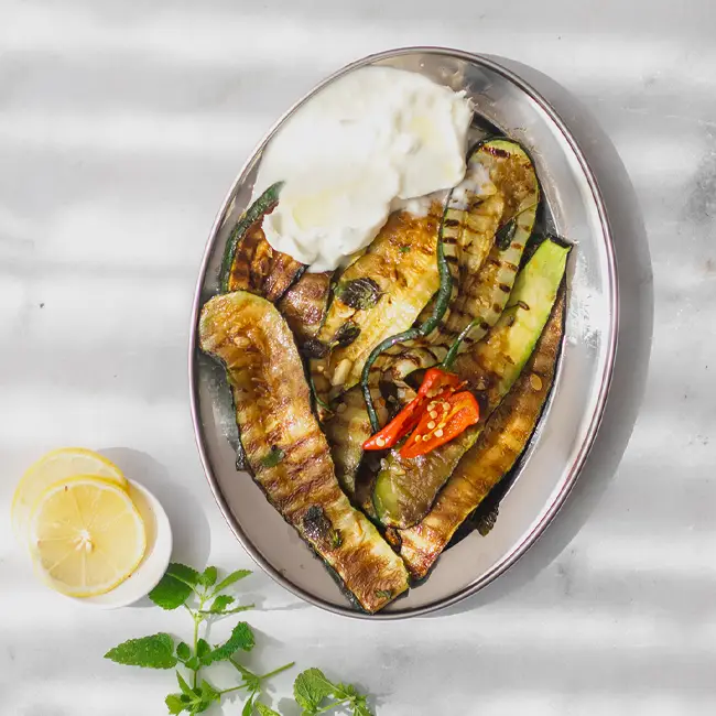 Gegrilde courgette met burrata van de bbq