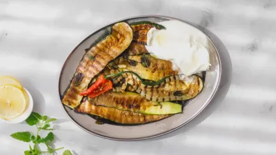 gegrilde courgette met burrata van de bbq
