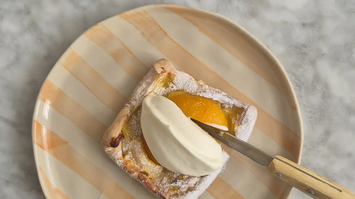 Bladerdeegtaartje met perzik Makkelijk gebakje: paastaartje van bladerdeeg met perzik (uit blik)