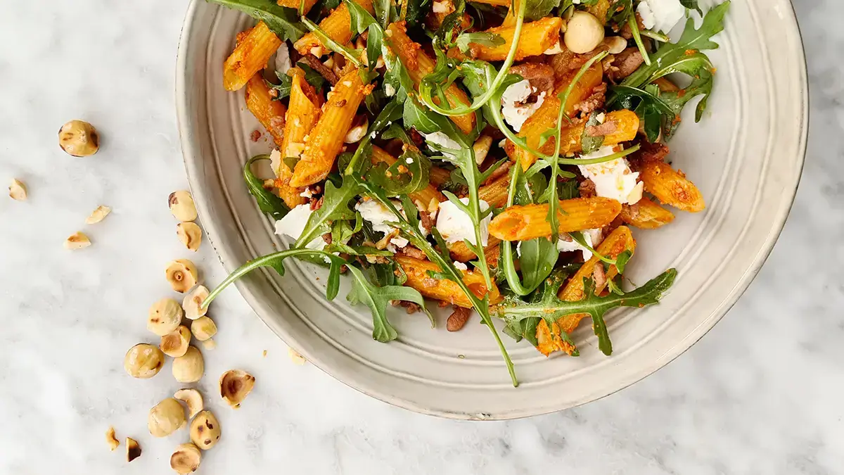 Snel en smaakvol: penne met rode pesto en spekjes