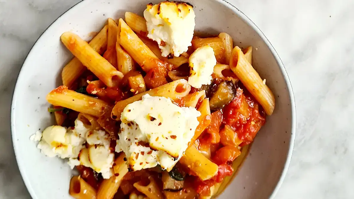 Pittige pasta met aubergine en romige ricotta