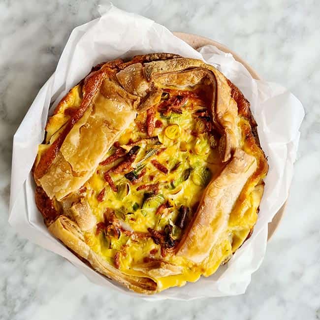 Hartige taart met kaas en prei