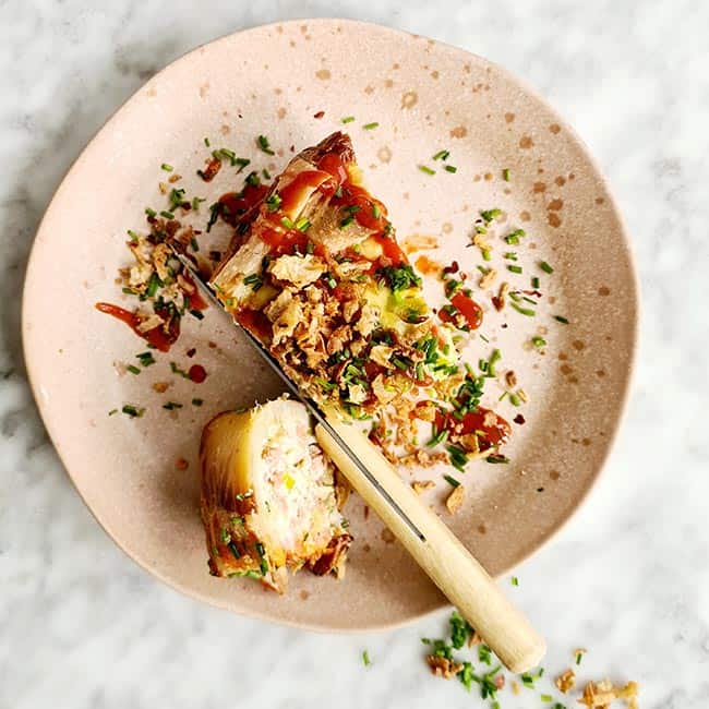 Hartige taart met spekjes en hotsaus