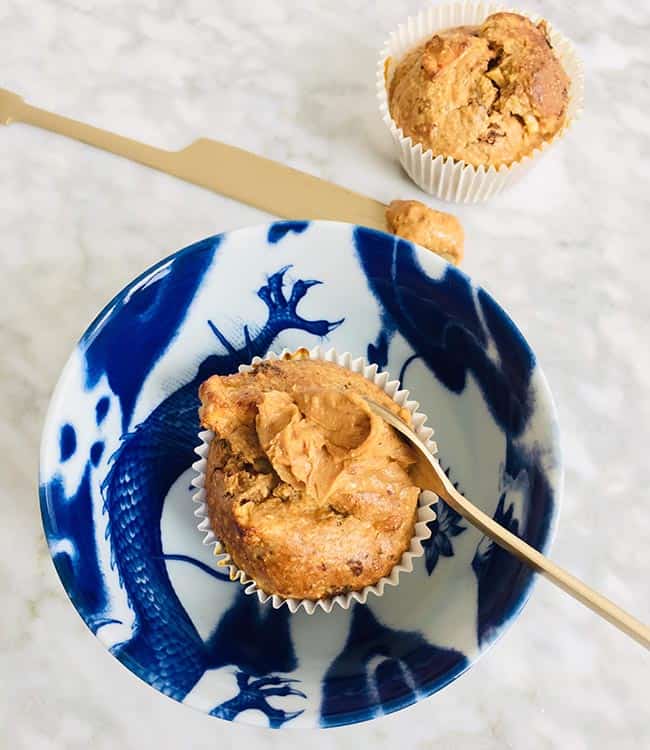 Havermoutmuffins met appel en amandelen met pindakaas