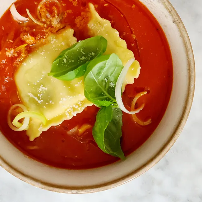 Tomatensoep met ravioli en paprika Tomatensoep met ravioli en paprika