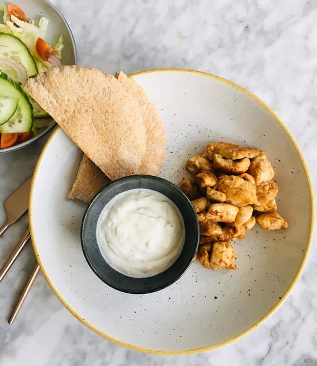 Griekse kip met yoghurtsaus salade