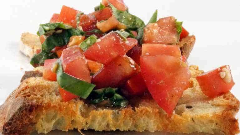 Bruschetta met tomaat en verse basilicum