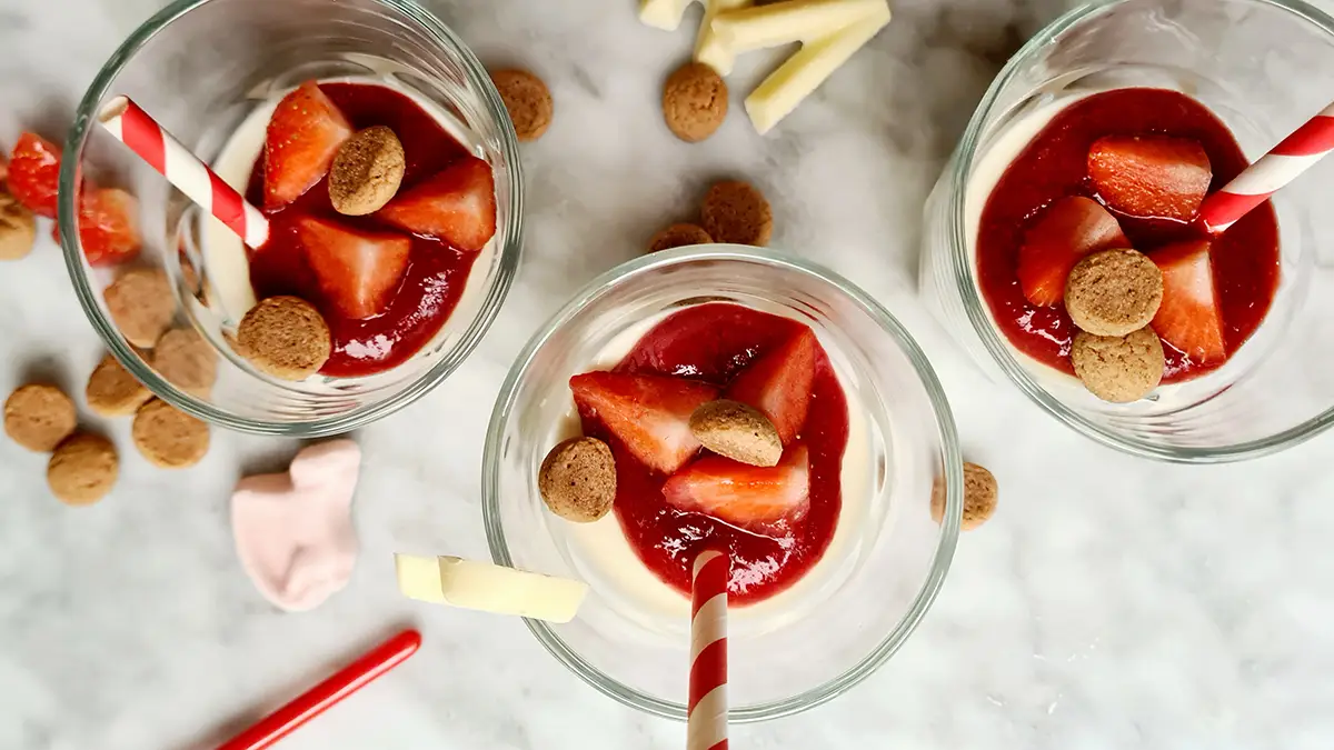 Panna cotta met aardbeiensaus