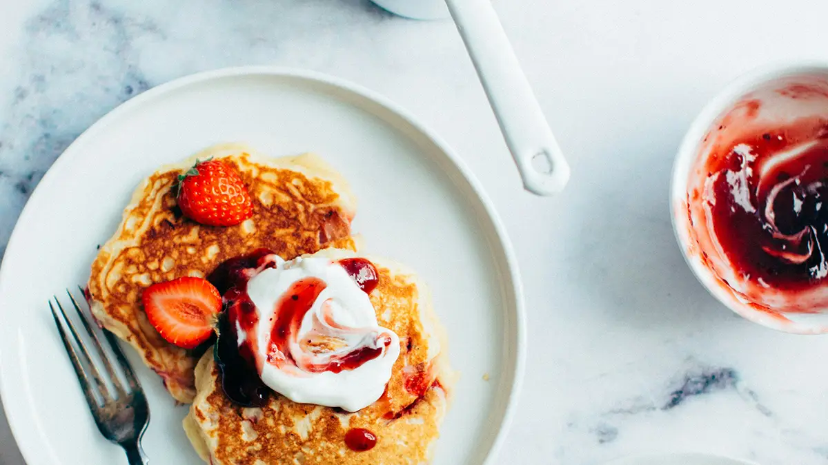 Pannekoeken met fruit Pannenkoeken met rood fruit en room