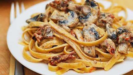 Pasta met zongedroogde tomaten en champignons recept