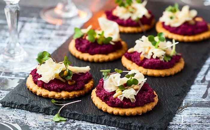 Toast met rode bieten pesto