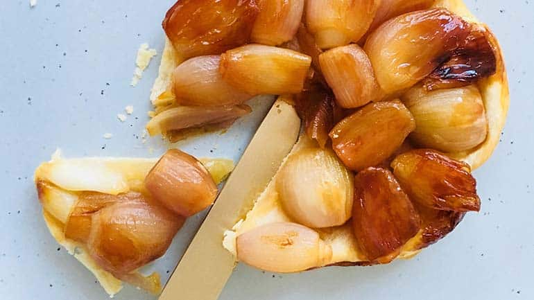 Tarte tatin van gekarameliseerde sjalot