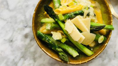 Pasta met kaassaus en groene asperges recept