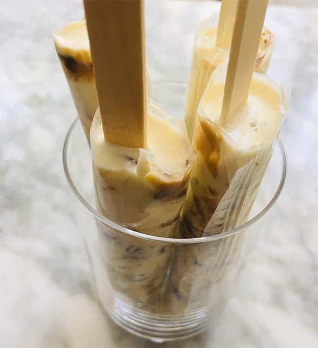 Kinder Bueno ijs maken voorbereiding