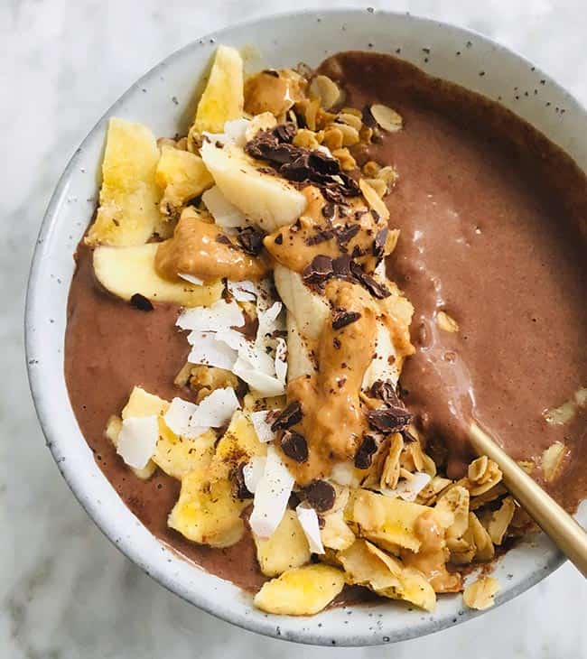 Chocolade smoothiebowl met pindakaas en banaan recept