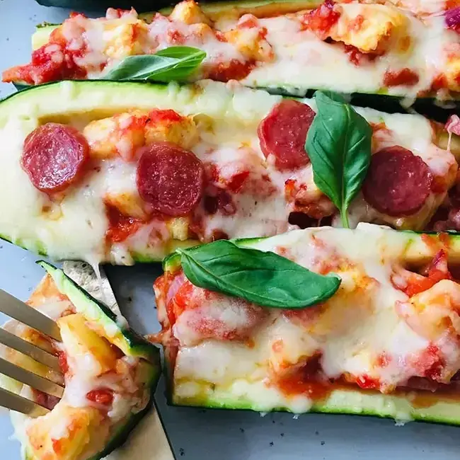 Pizza van courgette en chorizo maken Pizza van courgette en chorizo maken