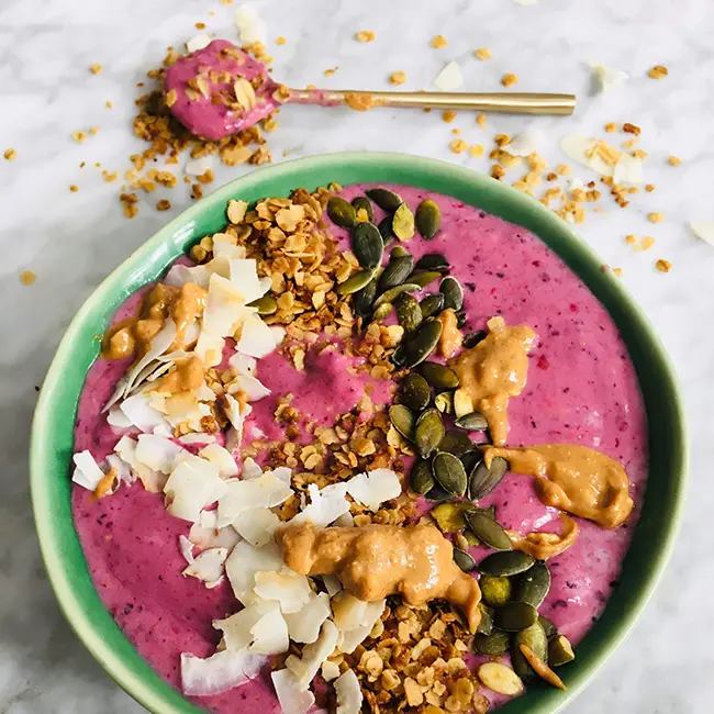 Smoothie bowl pindakaas rood fruit Smoothie bowl pindakaas rood fruit