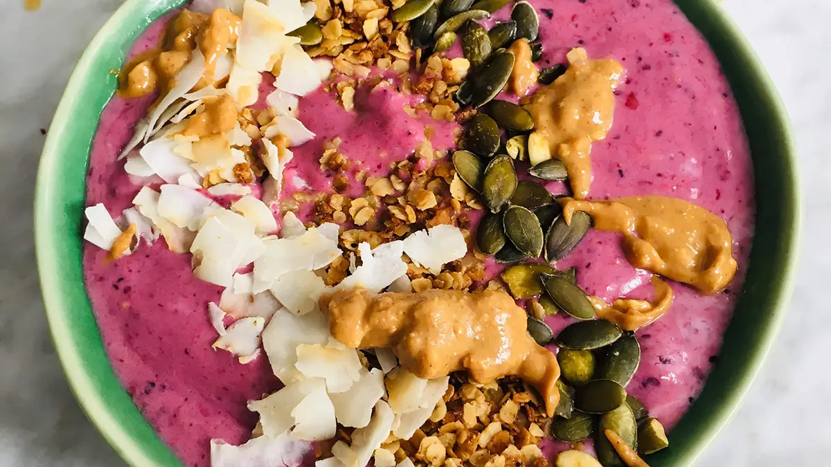 Smoothie bowl rood fruit