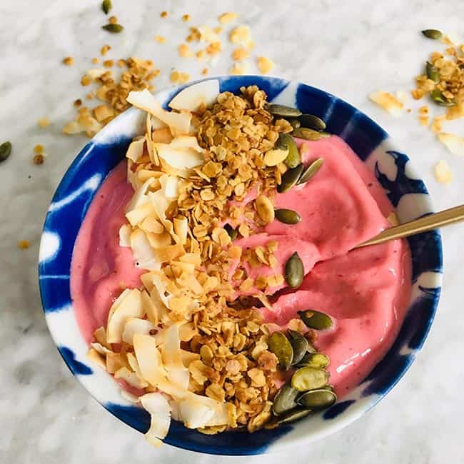 Smoothie bowl van aardbeien kokos en granola recept Smoothie bowl van aardbeien kokos en granola recept