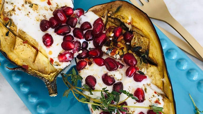 Gepofte aubergine met burrata en geroosterde tomaat Aubergines met yoghurtsaus en granaatappel