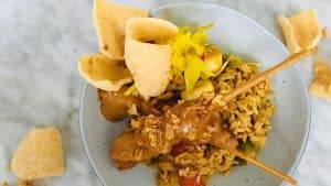 Nasi goreng met sate en atjar recept