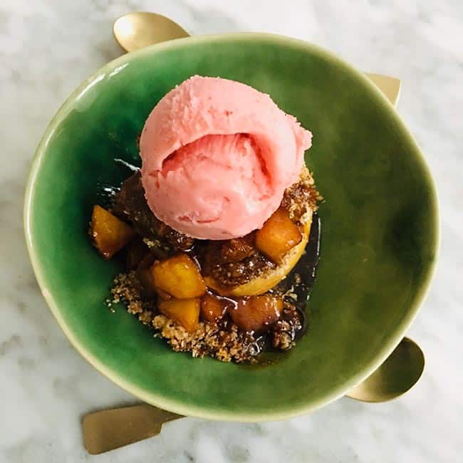 Warme gekarameliseerde appel met kaneel recept