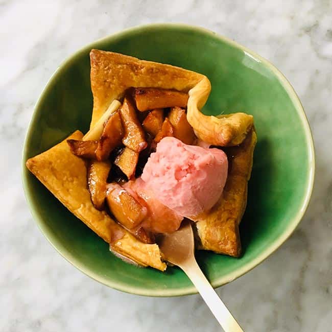 Warme gekarameliseerde appel in bladerdeeg met kaneel