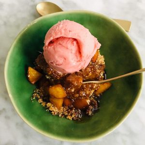 Warme gekarameliseerde appel met kaneel recept