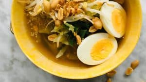 Gado Gado soep met quinoa en nootjes