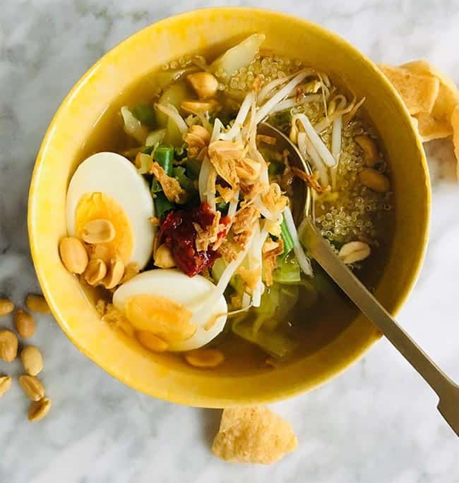 Gado Gado soep met quinoa en nootjes recept