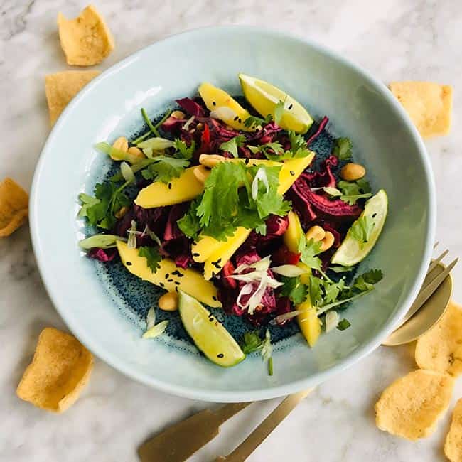 Salade van rode kool mango en zwart sesamzaad recept