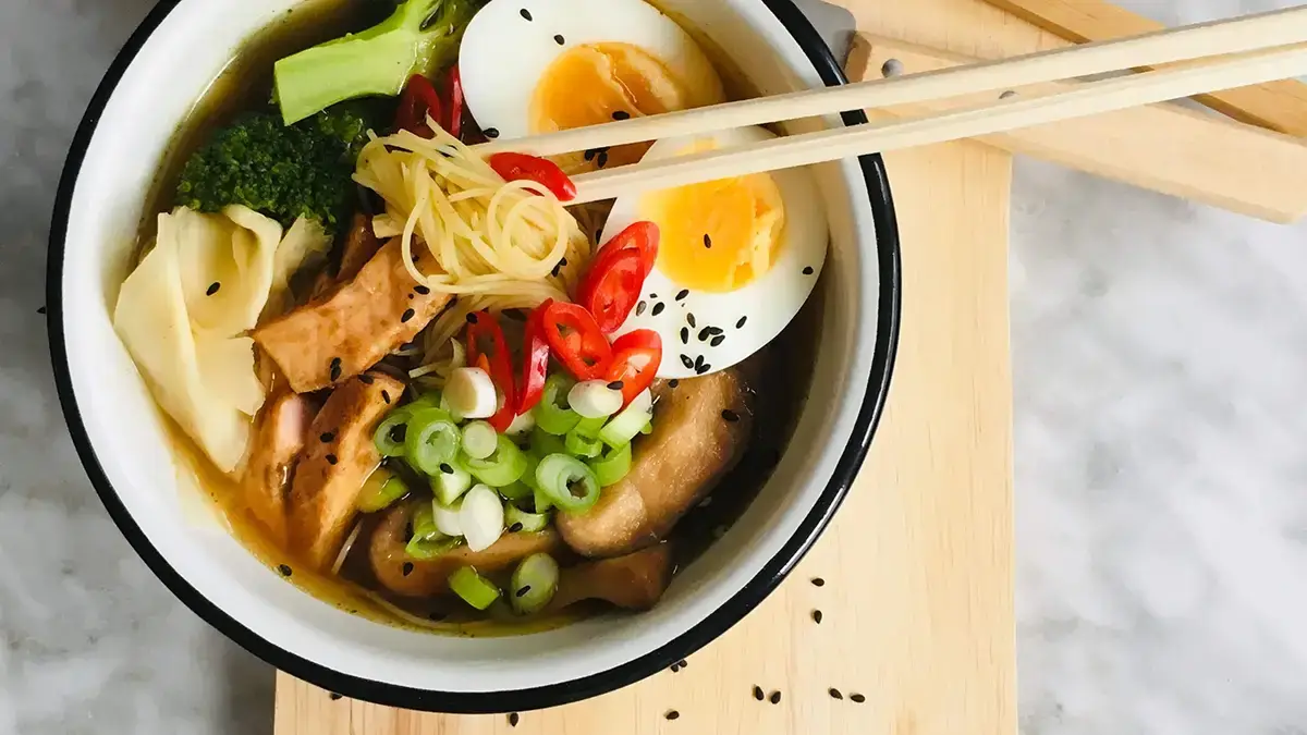 Japanse soep ramen met zalm Japanse noedelsoep (ramen) met zalm